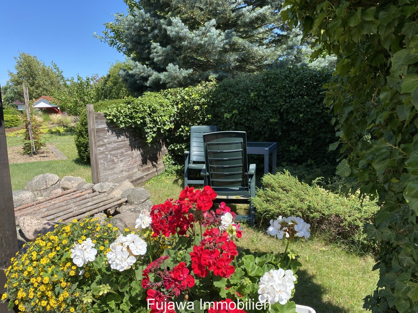 Garten Bereich zwischen Carport und Hauseingang