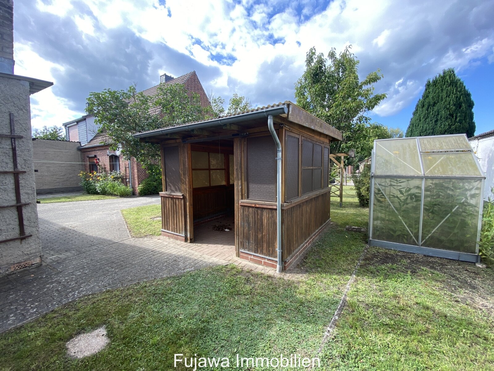 Pavillion und Gewächshaus im Garten