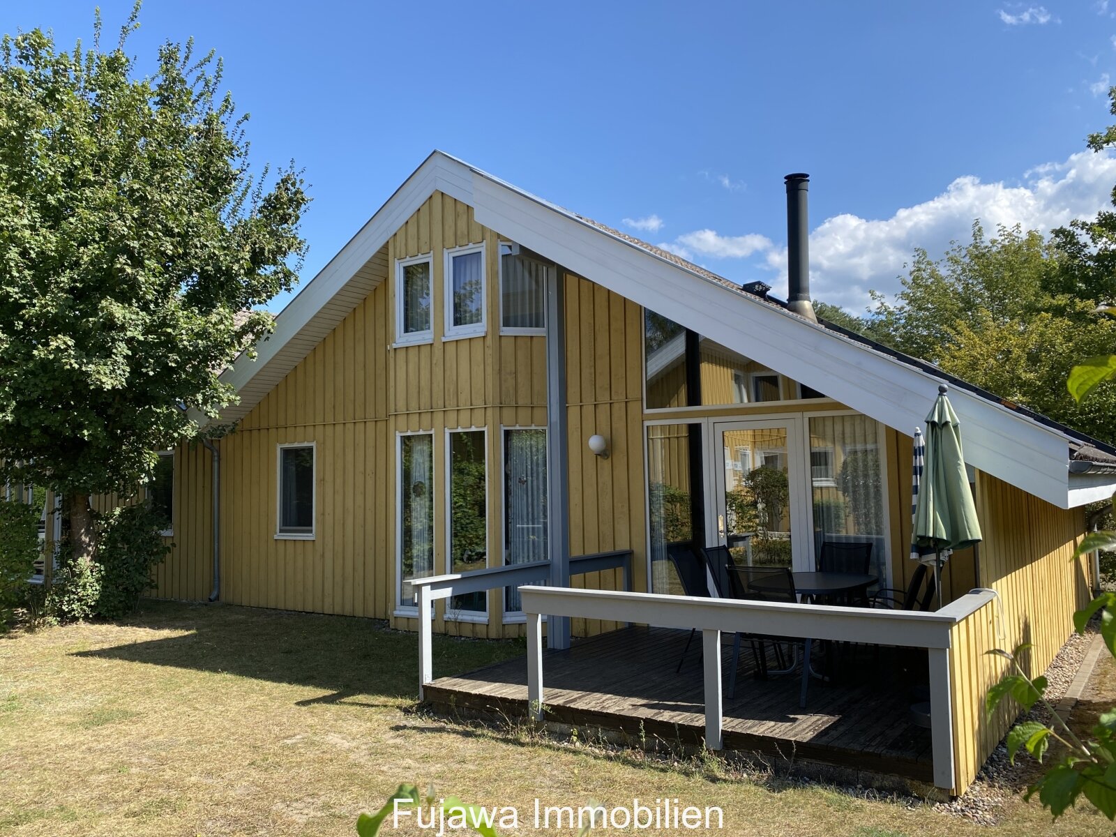 Haus mit Terrasse und Garten