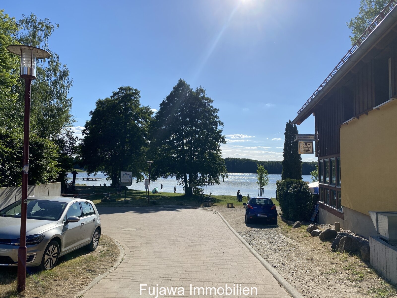 Seestraße mit Blick zum Badestrand