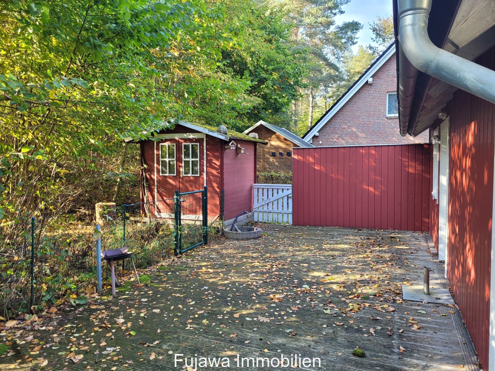 große Terrasse und "Brunnenhäuschen"