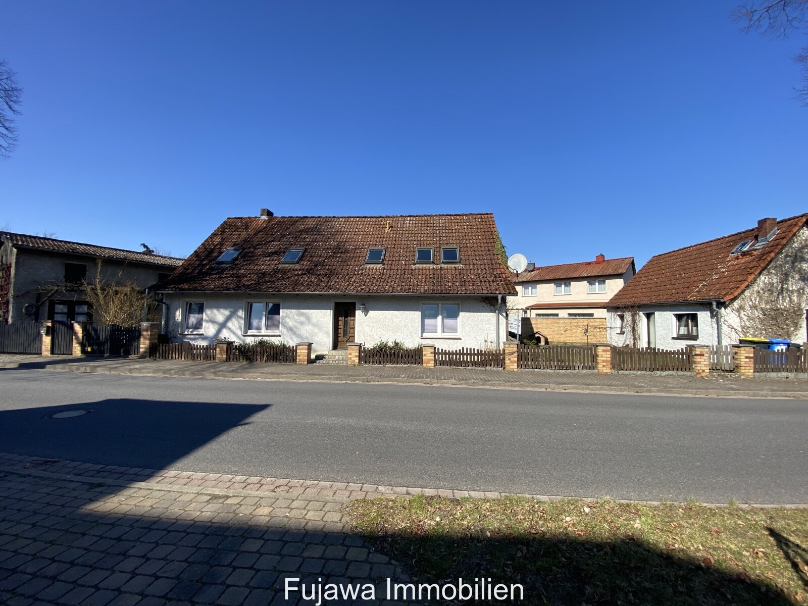 sanierungsbedürftiges Haus mit Garage und Nebengebäude günstig zu verkaufen sanierungsbedürftiges Haus mit Garage und Nebengebäude günstig zu verkaufen