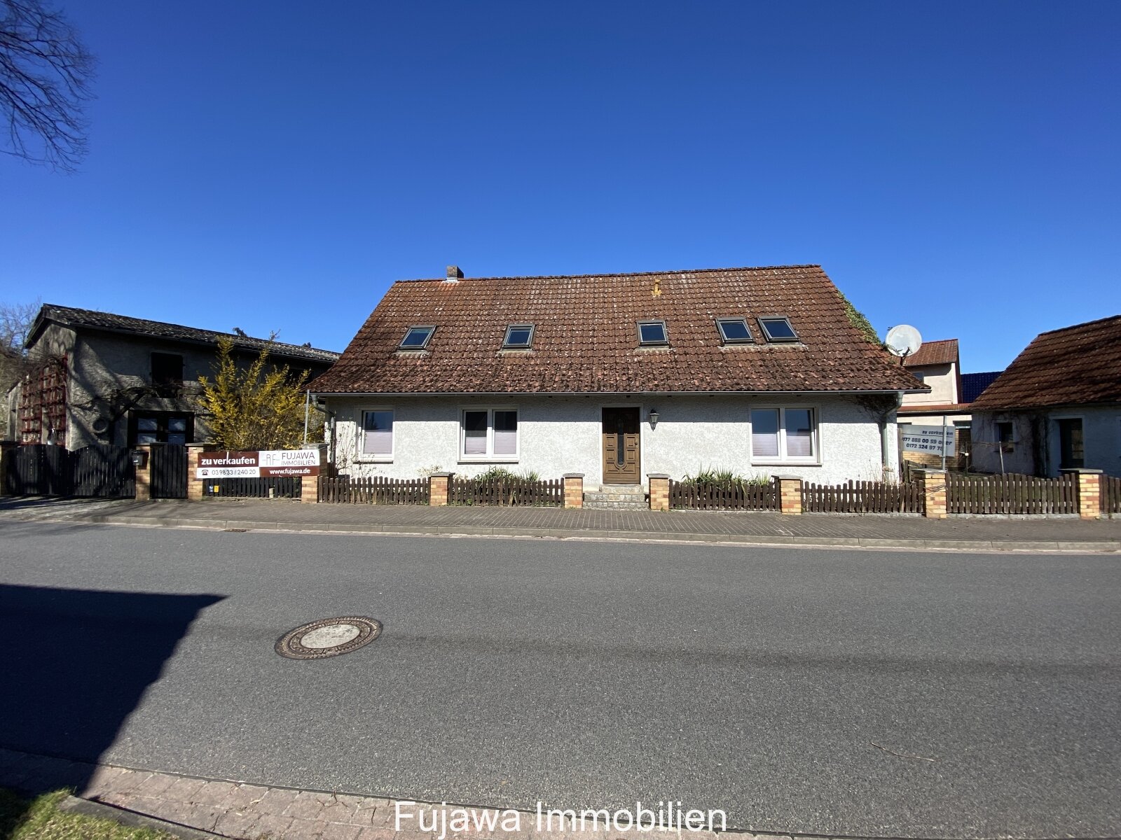 sanierungsbedürftiges Haus mit Garage und Nebengebäude günstig zu verkaufen sanierungsbedürftiges Haus mit Garage und Nebengebäude günstig zu verkaufen